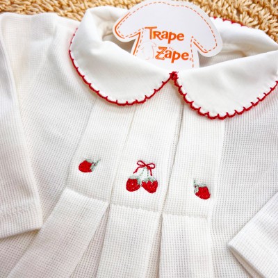 Macacão Tricotil Prega (100% Algodão) - Off White Morangos Gola Bordada